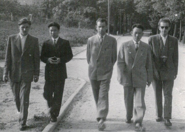 Na spacerze w parku miejskim, od lewej-Edward Szymański, Kim Wan Un, nieznany, Li Dzin Ben i Leszek Graf