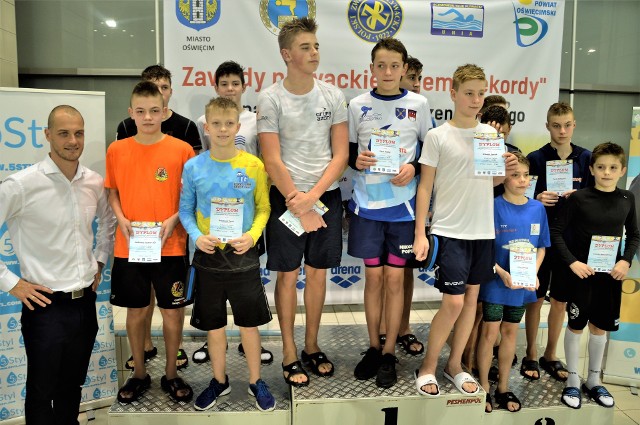 Może właśnie spośród tej młodzieży wyrosną następcy Pawła Korzeniowskiego? W Oświęcimiu, dla młodych adeptów pływania, wielkim zaszczytem było odbieranie medali z rąk byłego mistrza świata.