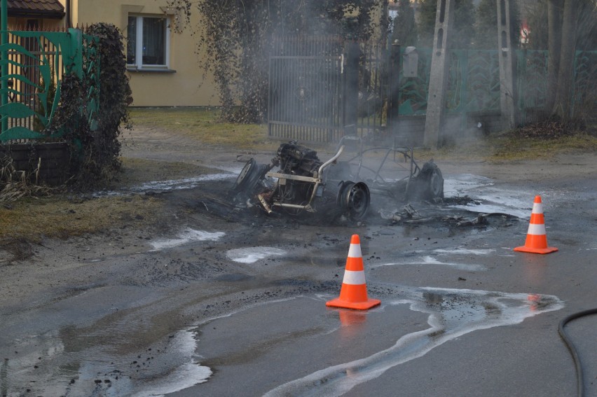 Pożar samochodu w Małogoszczu. Zostały zgliszcza 