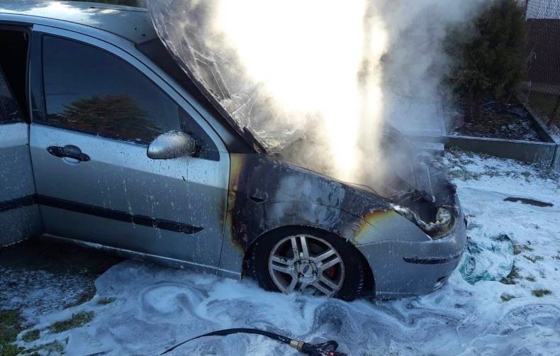 Nowy Sącz. Pożar samochodu marki ford focus na ul. Juranda. [ZDJĘCIA]