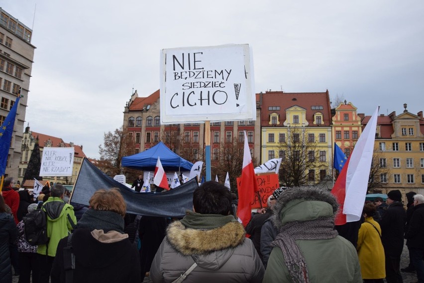 KOD protestował na Solnym. "PiS niszczy demokrację", "Wracamy do komunizmu"