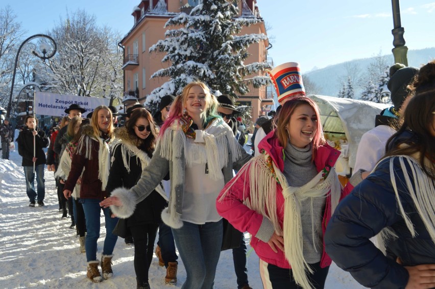 Zakopane. Kilkuset maturzystów zatańczyło poloneza na Krupówkach [ZDJĘCIA]