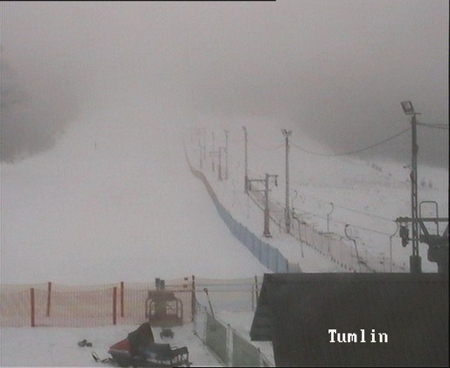 Mgła spowiła stok w Tumlinie,ale narciarzy nie odstraszyła.