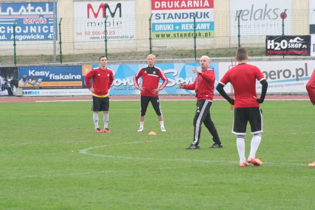 W sobotę w Chojnicach pierwszoligowi piłkarze, pod nowym trenerem Maciejem Bartoszkiem, zagrają z Chrobrym o pierwsze w tym roku ligowe zwycięstwo.