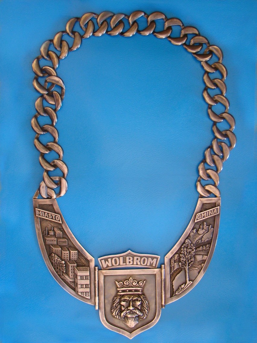 Łańcuch w Wolbromiu wykonano ze srebra. Używany jest od 2003...