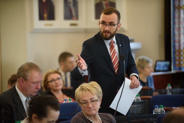 Najnowsze oświadczenia majątkowe radnych Torunia zaskakują. Niespodzianką jest nowa funkcja Wojciecha Klabuna (PiS) - w radzie nadzorczej państwowego zakładu w Grodźcu Śląskim, zajmującego się bydłem, trzodą chlewną i sumem afrykańskim.Tekst: Małgorzata OberlanWIĘCEJ NA KOLEJNYCH STRONACH>>>