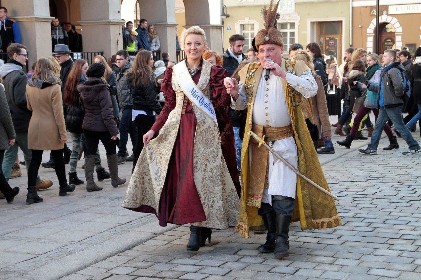 Pół tysiąca par zatańczyło poloneza na Rynku w Opolu.