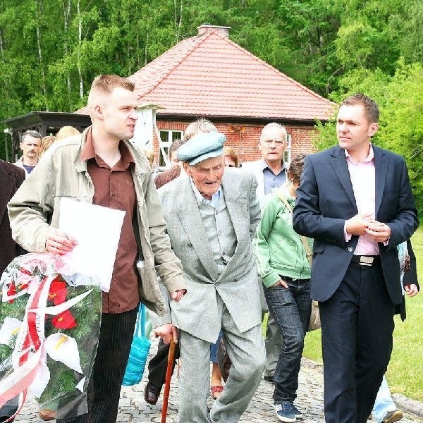 Na zdjęciu na pierwszym planie Bronisław  Jankowski, który złożył wiązanki kwiatów i  zapalił znicze na obozowej ziemi, gdzie po raz  ostatni widział swojego ojca
