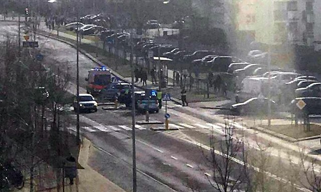 Wypadek na KEN w Białymstoku. Kobieta potrąciła mercedesem na przejściu dla pieszych ojca z dzieckiem