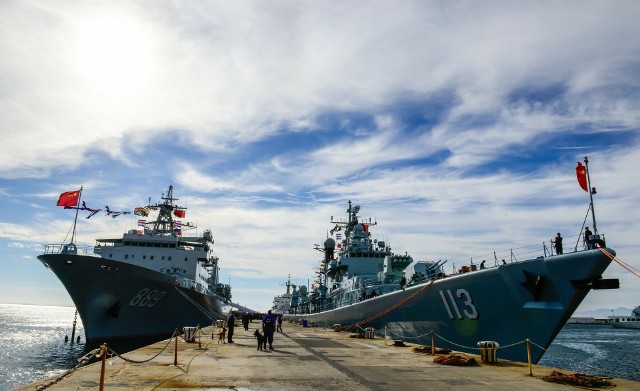Chińskie jednostki w Afryce - okręt zaopatrzeniowy Taihu (z lewej) i niszczyciel rakietowy Qingdao w Simon's Town w RPA