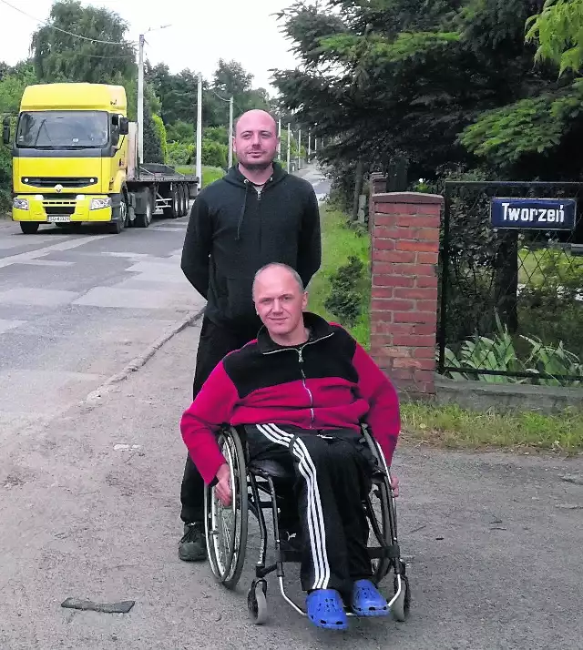 Tomasz Szczudło (z tyłu) i Jan Pietraga walczą o to, by przez Tworzeń przejeżdżało mniej ciężarówek. Założone przez mieszkańców stowarzyszenie ma już pierwsze sukcesy - nie ma to już być teren przemysłowy