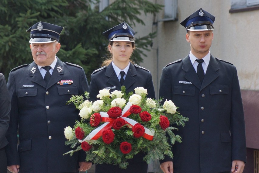 Strażacy ochotnicy w drodze na mszę do kościoła....