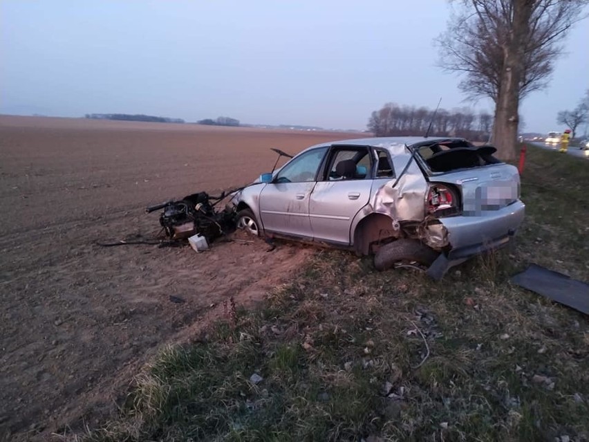 Groźny wypadek pod Wrocławiem. Z audi wyleciał silnik