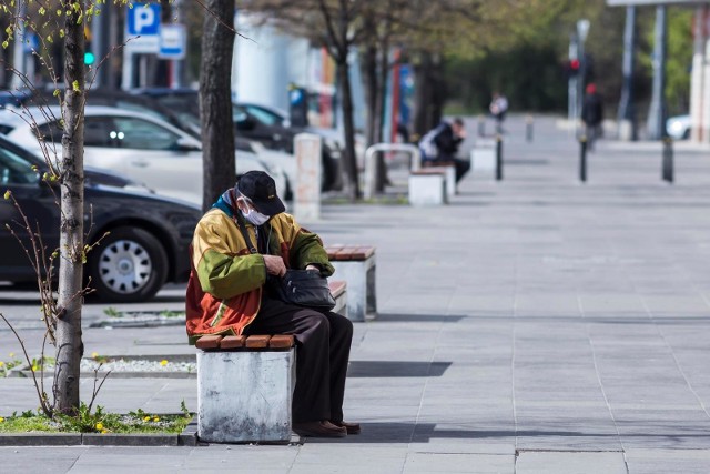 Przejście na tzw. emeryturę stażową byłoby przywilejem czyli byłoby dobrowolne. Ponieważ wciąż wysokość emerytury zależy od zgromadzonego kapitału.