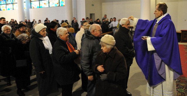 W Środę Popielcową kapłani posypują głowy wiernych popiołem na znak pokory i chęci nawrócenia