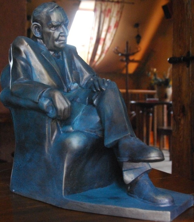 Na zdjęciu statuetka Gustawa Holoubka, która jest pierwowzorem przenośnego pomnika.