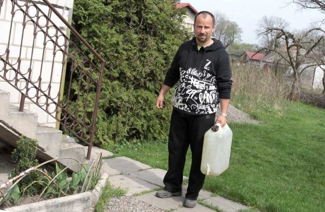 - Dopóki nie będziemy mieli wodociągu, wodę pitną musimy przywozić w baniakach &#8211; pokazuje Jacek Szczęsny.
