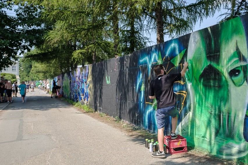 Tarnów. Garfficiarze ubarwili mur przy stadionie Tarnovii [ZDJĘCIA]