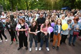 Pełne radości XI Uwielbienie w centrum Kielc. Modlitwa, występy zespołów oraz wspólne śpiewanie. Zobaczcie zdjęcia i film