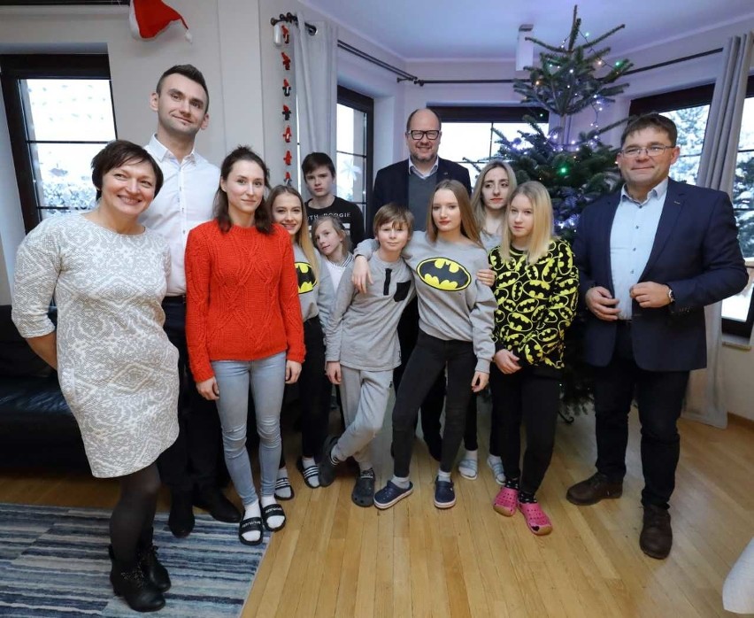 Prezydent Gdańska - Paweł Adamowicz pomagał w przygotowaniach do Świąt Bożego Narodzenia w "Domu pod Irysami"