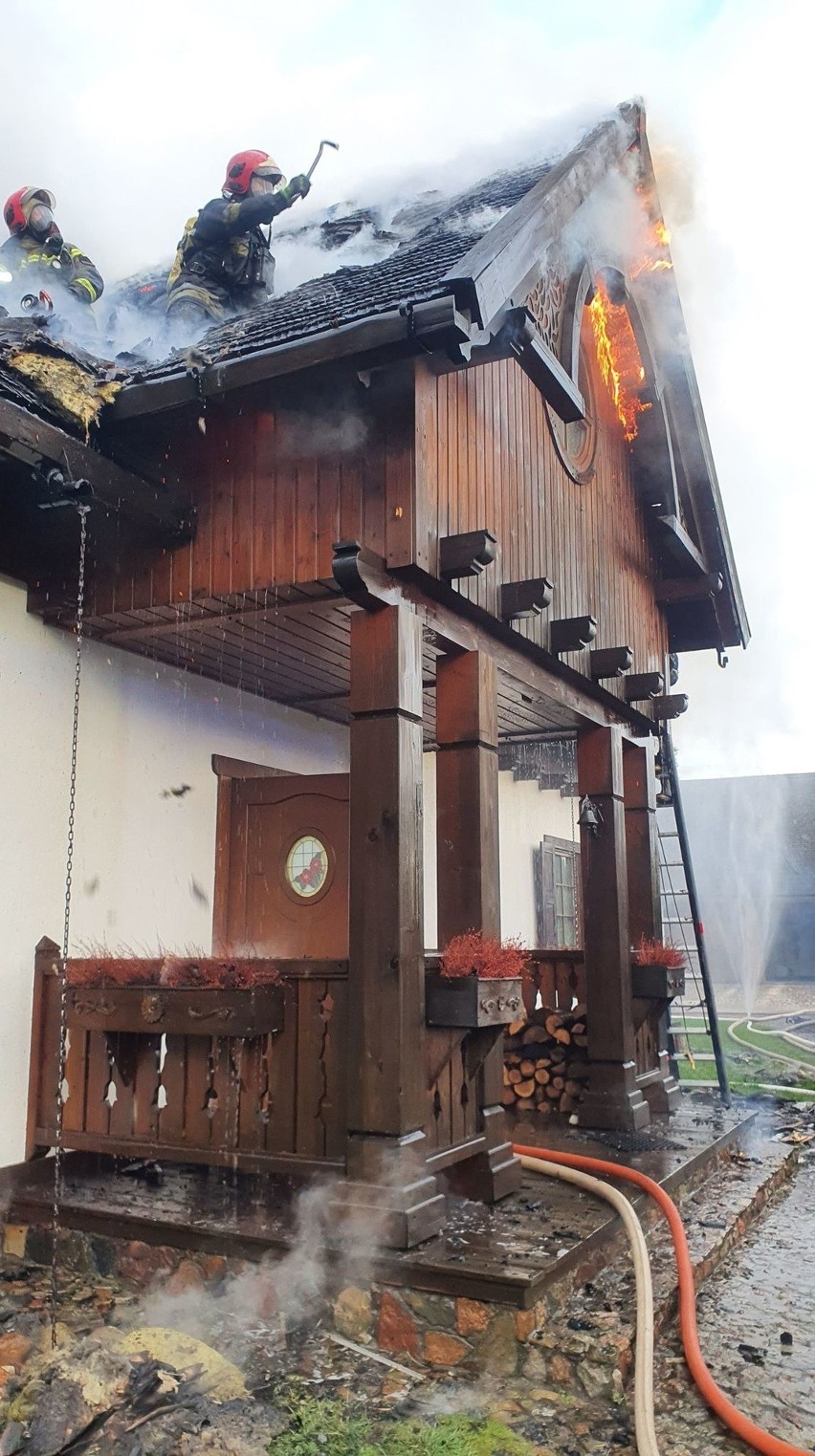 Wielki pożar domu w Lubiaszowie (gm. Wolbórz). Spłonęło poddasze i dach. Gaszenie trwało 4 godziny