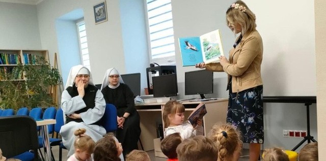 W Borkowicach przedszkolaczki miały zajęcia w bibliotece.