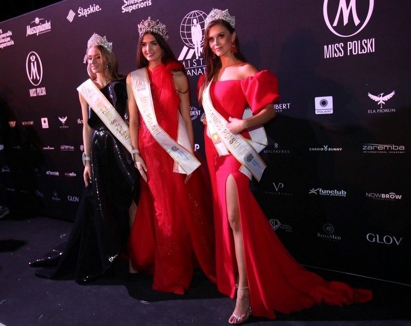 W środku Miss Polski 2019 Magdalena Kasiborska. Po jej lewej...
