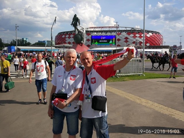 Lesław Lisowski (z lewej) na chwilę przed wejściem na stadion w Moskwie. On podobnie jak wszyscy przeżył bolesne rozczarowanie