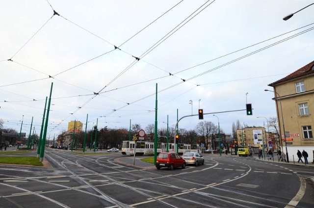 Prawie 20 minut tramwaje i autobusy nie mogły przejechać przez rondo Jana Nowaka-Jeziorańskiego. Wszystko przez awarię autobusu T6.