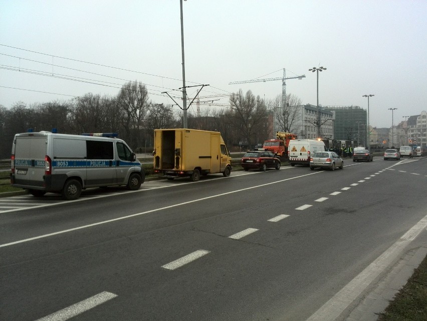 Wrocław: Wykolejenie tramwaju na pl. Dominikańskim (FOTO, OBJAZDY)