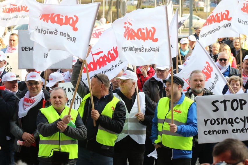 Demonstracja "Solidarności" przed gmachem Świętokrzyskiego Urzędu Wojewódzkiego w Kielcach. Związkowcy przedstawili swoje postulaty
