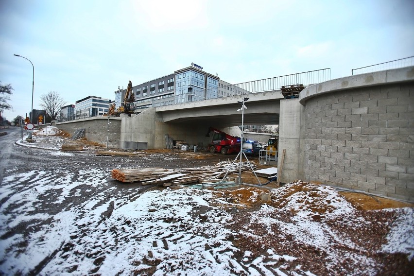 Nowy wiadukt nad ulicą Smolecką już bez rusztowania. Będzie gotowy w połowie roku [ZDJĘCIA]