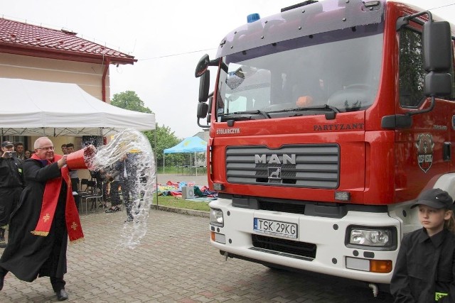 Poświęcenie nowego wozu strażackiego, podarowanego jednostce OSP w Bliżynie. Ksiądz Stanisław Wlazło nie żałował święconej wody...