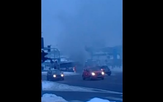 Kadr z filmu, na którym widaż płonący autobus w Sosnowcu