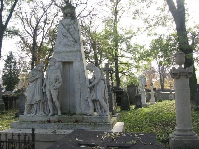 Stary Cmentarz w Jarosławiu nazywany jest "Małym Łyczakowem&#8221;. Niektóre zachowane tam zabytkowe nagrobki uchodzą za arcydzieła sztuki kamieniarskiej