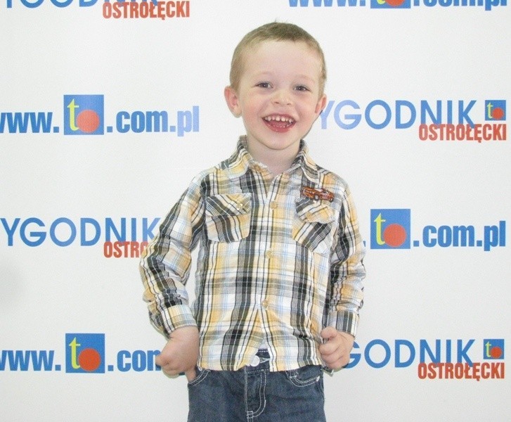 4. Wiktor Gołębiewski ma 3 lata. Mieszka w Grabowie. Jest...