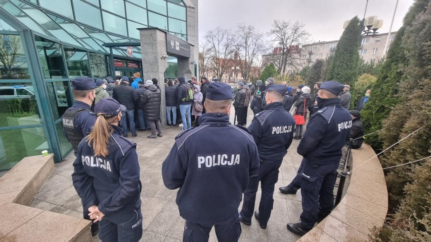 Dantejskie sceny przed Narodowym Bankiem Polskim