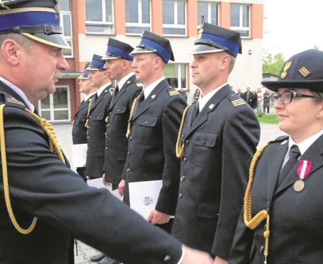 Strażacy awansowani na wyższe stopnie, z prawej Ewa Kozioł