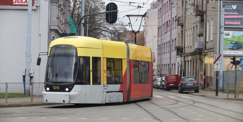 „Piętnastka” omija zamknięty odcinek Pomorskiej, jadąc ul....