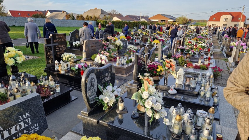 Groby na cmentarzach w Suchej, Rozmierzy, Strzelcach...