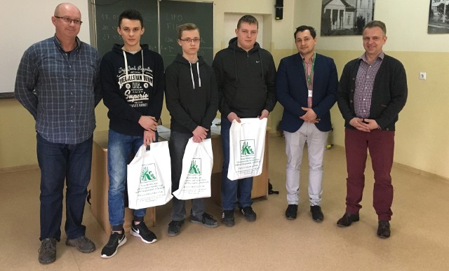 Laureaci konkursu w Zespole Szkół Rolniczych w Cudzynowicach otrzymali nagrody.