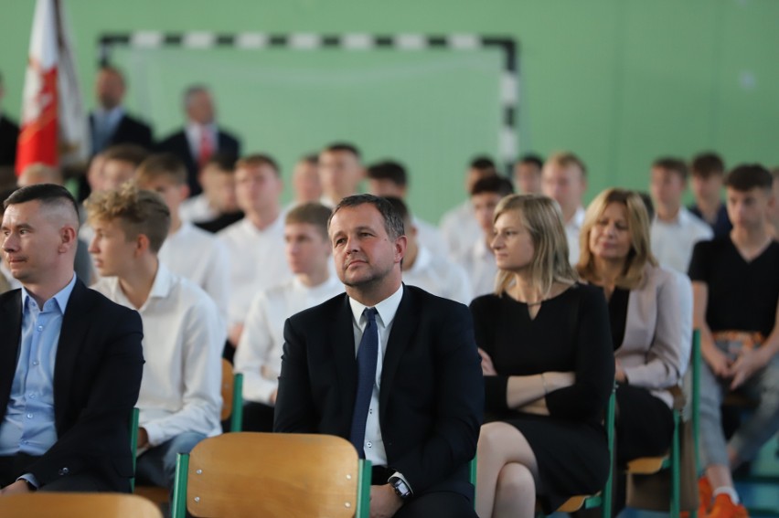 Włodzimierz Lubański patronem szkoły w Nowinach. Było wiele znanych osób. Przedstawiamy kulisy wydarzenia w obiektywie [ZDJĘCIA]