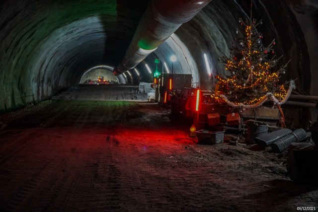 Prace nad budową najdłuższego pozamiejskiego tunelu w Polsce idą pełną parą. Do zakończenia drążenia kaloty pozostało jeszcze 752,46 m. Mimo mrozów i śniegu, prace w grudniu postępują zgodnie z założeniami. Prace na odcinku od Bolkowa do Kamiennej Góry mają się zakończyć w połowie września 2023 roku. W ramach inwestycji wybudowane zostanie m.in. 11 obiektów inżynierskich w ciągu drogi ekspresowej S3, cztery obiekty nad drogą ekspresową S3, dwa tunele drogowe o długości ok. 2300 m i ok. 320 m oraz Miejsce Obsługi Podróżnych.Kliknij w zdjęcie i zobacz jak obecnie wygląda plac budowy.
