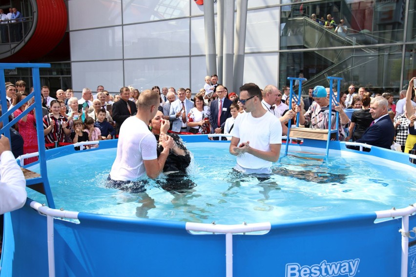 Częścią Kongresu Świadków Jehowy w Kielcach był chrzest...