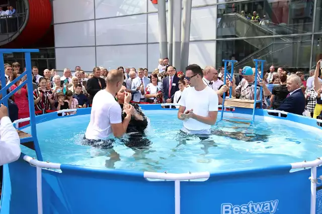 Częścią Kongresu Świadków Jehowy w Kielcach był chrzest przez całkowite zanurzenie w wodzie, który przyjęło 16 osób.