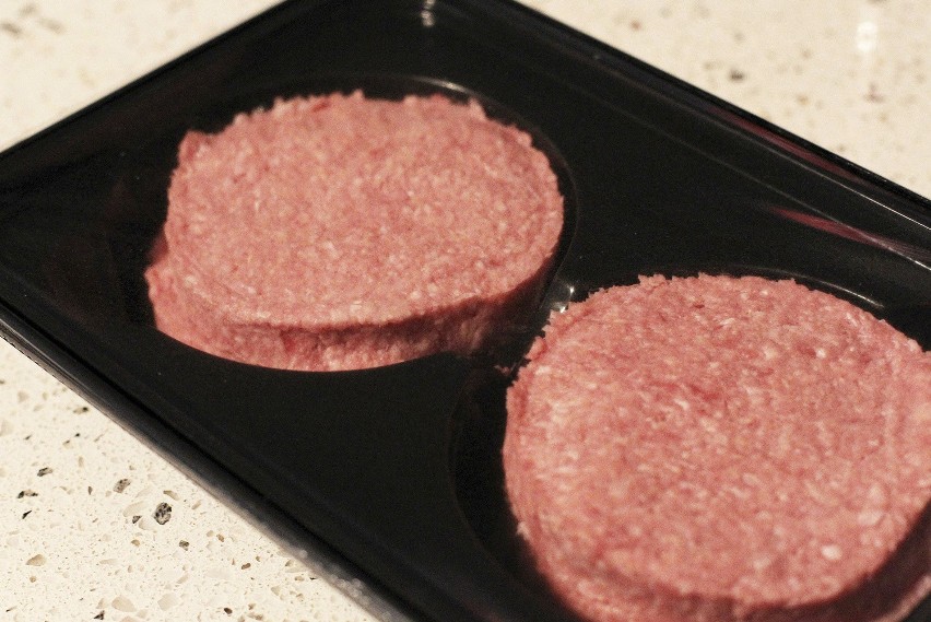 Trujące tacki do mięsa: Dlaczego z mięsa wycieka ohydna breja?