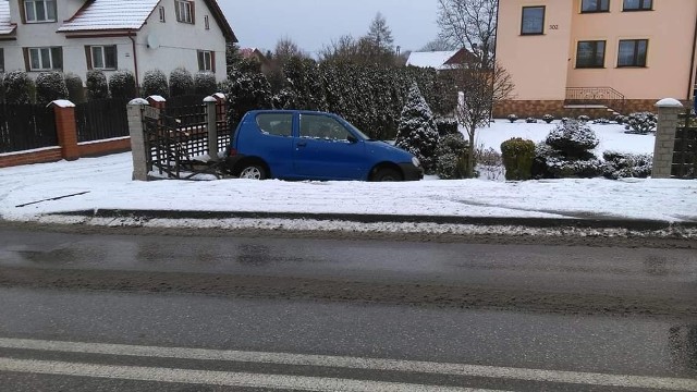 Ul. Beskidzka na wysokości szkoły nr. 2. Samochód wypadł z jezdni i wpadł na płot. "Tak, ten sam płot co zawsze" - komentują mieszkańcy