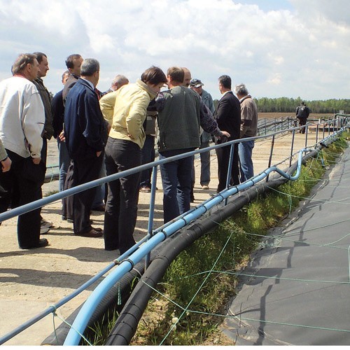 Uczestnicy wycieczki oglądają biogazownię w Pawłówku.