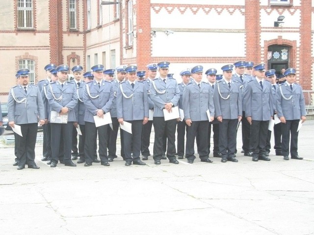 Nagrodzeni i awansowani policjanci na placu przed komendą