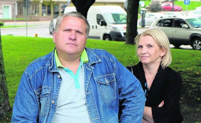 Wojciech Szerszeń (na zdjęciu z żoną Anną) chce tylko zakończyć leczenie, ale nie może dostać się do lekarza i wypisać zaświadczenia. A te potrzebne jest mu do dokumentacji w ZUS-ie i pracy.